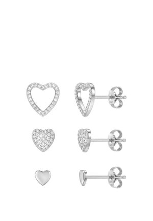 Tre par sølv hjerteformede ørestikker: åbne med sten, faste med sten og almindeligt polerede, alle med butterfly bagstykker.