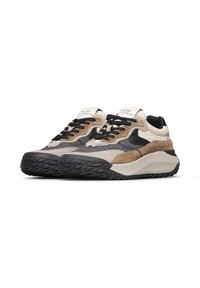 Zapatillas con una mezcla de gamuza y malla en tonos marrón claro, gris y negro. Cuentan con una suela de goma, cordones negros y un detalle en color crema en el talón.