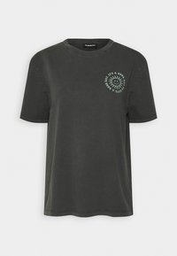 Camiseta de algodón de color gris oscuro con cuello redondo, mangas cortas y un estampado gráfico circular verde en la parte frontal que presenta un sol y texto.