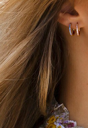 Ohrringe aus roségold mit bunten, funkelnden Akzenten. Rundes Design, glatte Metalloberfläche und kompakte Größe. Geeignet für legere Anlässe.