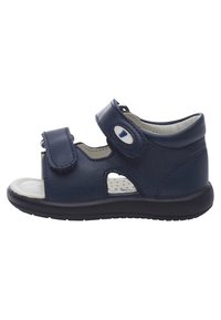 Sandale en cuir bleu marine avec des bandes Velcro et des découpes, dotée d'une semelle blanche et d'une semelle intérieure perforée respirante pour le confort.