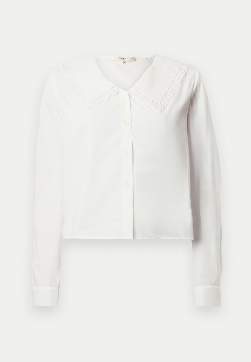 Weiße Baumwollbluse mit langen Ärmeln und taillierter Form, ausgestattet mit einem großen, mit Spitze besetzten Kragen und einer durchgeknöpften Vorderseite mit kleinen gelben Knöpfen.