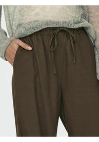 JDY MIT WEITEM BEINSCHNITT LOCKER - Pantaloni - carafe