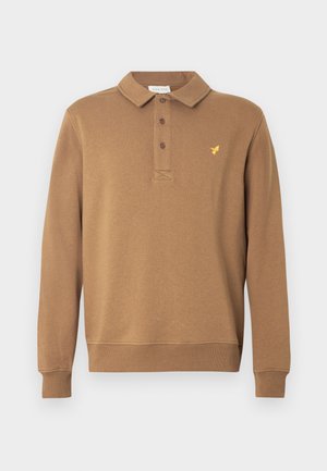 Braunes Polohemd mit Reißverschluss und langen Ärmeln, ausgestattet mit einem Kragen, einer Drei-Knopf-Leiste und einem kleinen gelben, gestickten Logo auf der Brust.