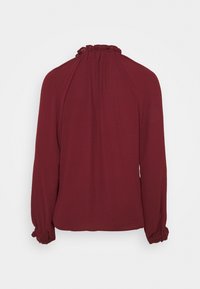 Blusa bordeaux con maniche lunghe, colletto all'americana arricciato e polsini arricciati, realizzata in tessuto leggero con una consistenza liscia.