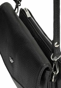 Černá kožená crossbody taška s textured povrchem, se stříbrným zipem a kováním, a malým logem na přední straně.