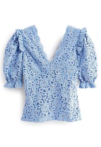 Lyseblå blondebluse med blomstertryk, dyb V-hals, puffede trekvartærmer og flæse detaljer ved skuldre og manchetter.