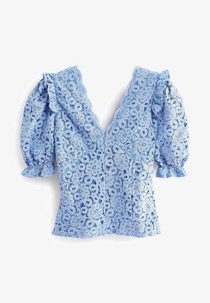 Jasnoniebieska koronkowa bluzka w kwiatowe wzory, z głębokim dekoltem w kształcie litery V, bufkowymi rękawami o długości trzy czwarte oraz falbaniastymi detalami na ramionach i mankietach.