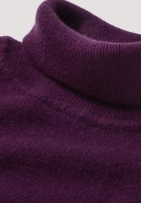 Lila Rollkragenpullover aus weicher, feiner Wolle. Verfügt über eine gerippte Textur am Kragen und einen glatten Körper für eine figurbetonte Passform.