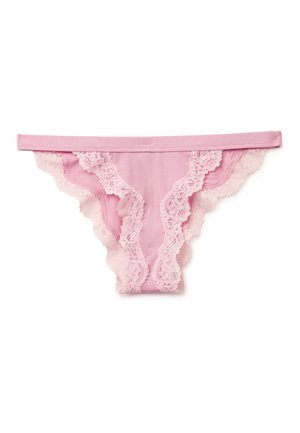 Roze damesbikiniondergoed met kanten randjes, gezoomde randen en bloemenkanten details op een witte achtergrond.