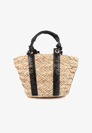 Bolso tote tejido de paja con detalles y asas de cuero negro. Cuenta con una marca en relieve en el lateral y una forma estructurada.