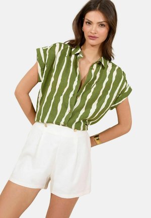 Groene en witte gestreepte short-sleeve shirt met knoopdetails, gecombineerd met witte geplooide shorts. Soepele stof en een relaxed fit.