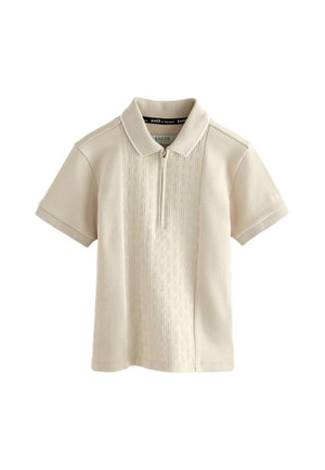 Béžové polo tričko s krátkym rukávom, so zapínaním na polovičný zips vpredu a textúrovaným vertikálnym vzorom na hrudi, s malým logom na ľavom rukáve.