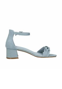 Sandalo in suede azzurro chiaro con un ampio tacco a blocco, cinturino alla caviglia e design frontale intrecciato. Caratterizzato da una punta aperta e una superficie liscia.