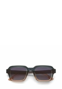 Rektangulära solglasögon med genomskinliga mörkgrå och ljusbruna bågar, mörka linser och en tjock, djärv design.
