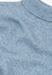 Suéter de punto azul claro con cuello acanalado, que presenta una textura suave y sutiles fibras mezcladas que crean profundidad en el color.