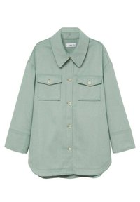 Shacket verde menta realizzato in tessuto morbido, con colletto classico, chiusura a bottoni e due tasche sul petto con patelle a bottone.
