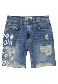 Shorts en denim de couleur bleu clair avec des déchirures usées et un grand texte graphique blanc sur le côté gauche. Ourlet effiloché et design de poche traditionnel.