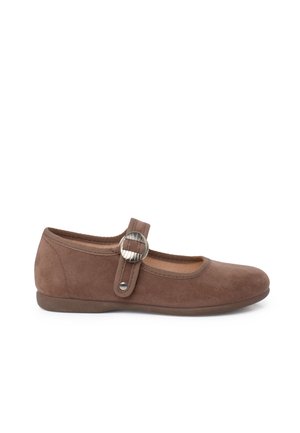 Bruine suede Mary Jane-schoenen met een rond Neus, elastische band en ronde metalen accent. Platte zool en eenvoudige stikdetails.