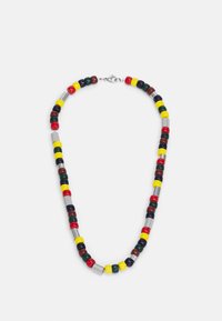 Collier de perles composé de perles rondes multicolores en rouge, jaune, vert et noir, avec des séparateurs métalliques et un fermoir en argent.