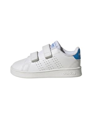 Baskets blanches Adidas avec deux bandes Velcro, panneaux latéraux perforés et accent bleu au talon, vues de côté extérieur.