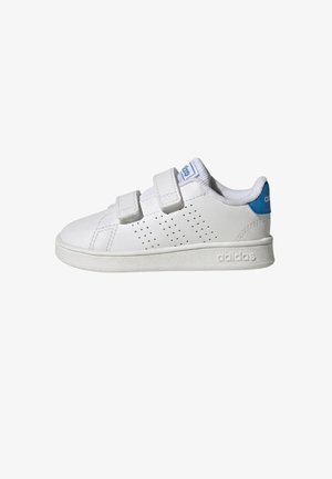 Weißer Adidas-Sneaker mit zwei Klettverschlüssen, perforierten Seitenpaneelen und blauem Fersenakzent, von der Außenseite gezeigt.