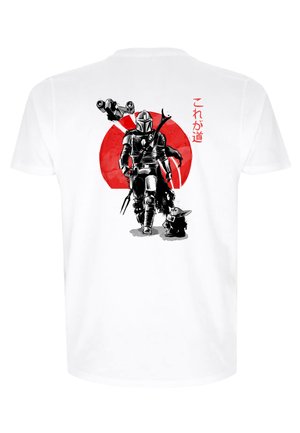 Hvid T-shirt med en sort-hvid illustration af en karakter, rød cirkulær baggrund og japansk tekst på den øverste ryg.
