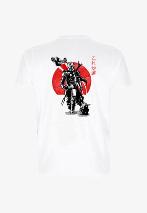 T-shirt blanc avec une illustration en noir et blanc d'un personnage, fond circulaire rouge, et texte japonais dans le haut du dos.