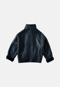 Læderjakke i mørkeblå med høj krave og kort design. Har brede ærmer med bløde mørkeblå manchetter og tekstureret læderfinish.