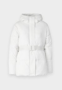 Hvid pufferjakke med hætte, som har en bælte i taljen, knaplukning og quiltet tekstur. Stoffet virker letvægts og har en glat overflade.