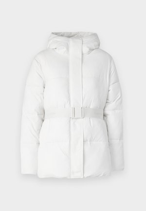 Balts pūkains mētis ar kapuci, ar jostu vidukļa daļā, ar pogu aizdari un quilted tekstūru. Audums izskatās viegls ar gludu apdari.