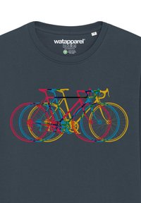 Donkerblauwe t-shirt met een grafisch ontwerp van overlappende fietsen in rood, blauw en geel. Gemaakt van katoen met een ronde hals.