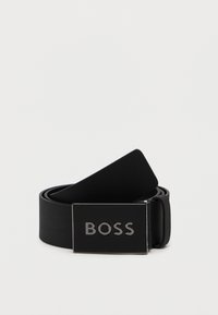 Zwarte riem met een gestructureerd oppervlak en een metalen gesp. De gesp heeft een verhoogd, zilveren "BOSS" logo. Gladde randen en een slank ontwerp.