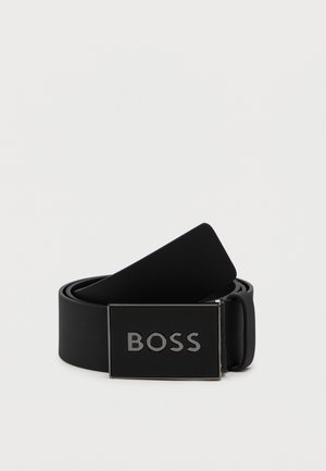 Zwarte riem met een gestructureerd oppervlak en een metalen gesp. De gesp heeft een verhoogd, zilveren "BOSS" logo. Gladde randen en een slank ontwerp.