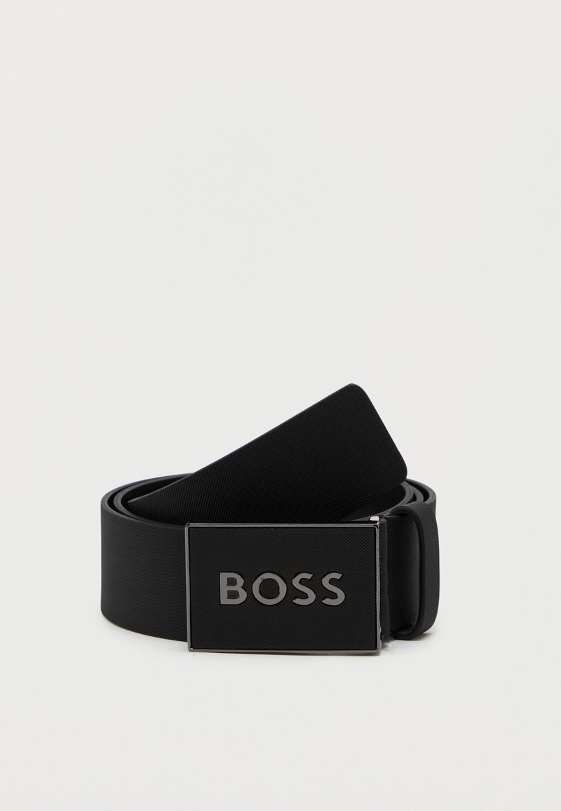 Zwarte riem met een gestructureerd oppervlak en een metalen gesp. De gesp heeft een verhoogd, zilveren "BOSS" logo. Gladde randen en een slank ontwerp.