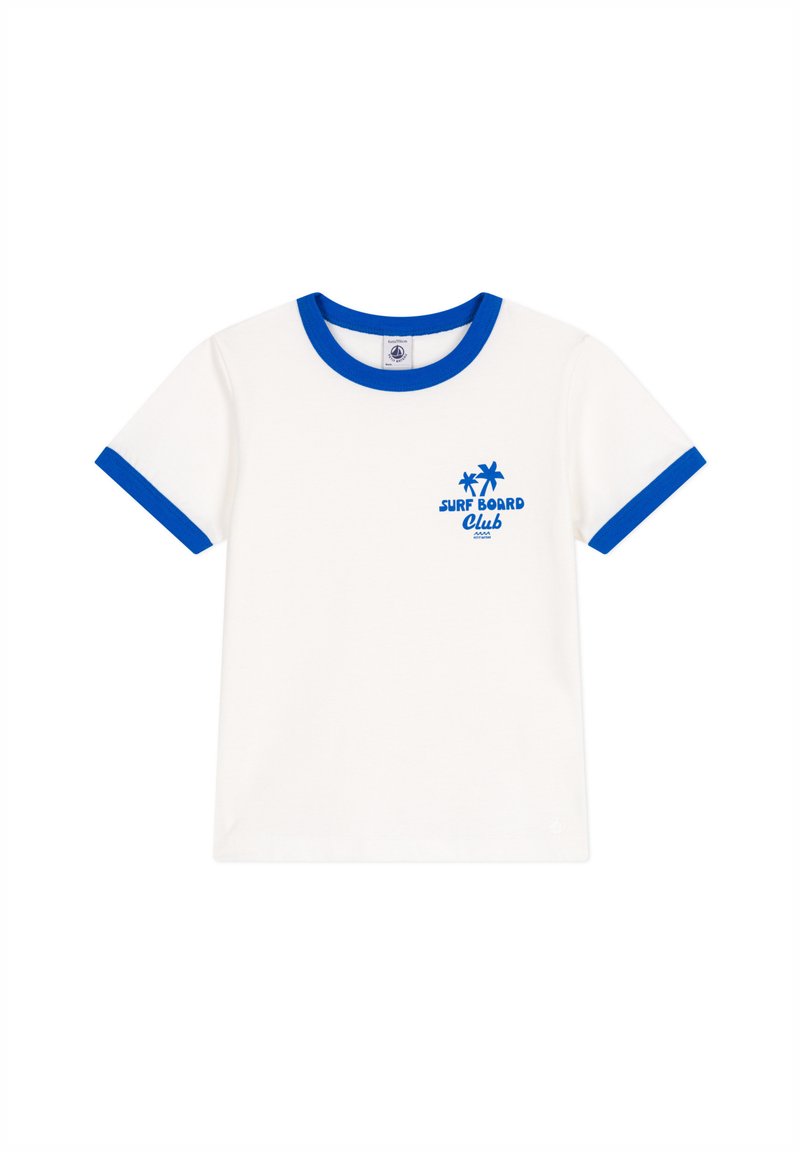 T-shirt bianca con colletto e polsini a coste blu. Presenta la scritta grafica blu "SURF BOARD Club" accompagnata da icone di palme.