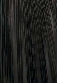 Jupe plissée noire en matériau lisse et brillant, avec des plis verticaux régulièrement espacés et une texture uniforme sur l'ensemble.