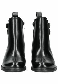 Botas de tobillo de cuero negro con un acabado suave, con tiradores, y cremalleras laterales dobles, que presentan dos acentos decorativos de correa en cada bota.