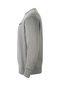 Szary sweatshirt z okrągłym dekoltem, długimi rękawami, ściągaczami przy mankietach i u dołu. Na przodzie znajduje się małe czarne logo. Miękka tekstura materiału.