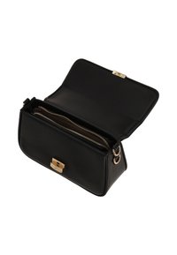 Bolso de cuero negro con forma estructurada, con un cierre de tono dorado y un interior con cremallera. Presentado abierto, mostrando los compartimentos en su interior.
