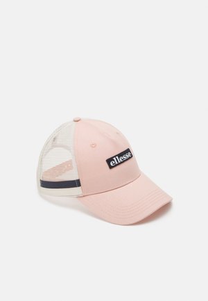 Jasnoróżowa czapka bejsbolowa z białym siateczkowym tyłem, czarnym paskiem i czarną naszywką z logo "ellesse" na przednim panelu.