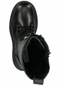 Bota de combate de cuero negro con puntera redonda, suela texturizada, diseño con cordones y forro interior de pelaje. Presenta un acento de cremallera plateada.