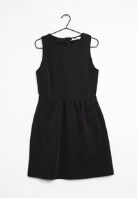 Vestido negro sin mangas con un cuerpo ceñido y falda fruncida. Hecho de una tela suave, cuenta con bolsillos laterales y un cierre oculto en la espalda.