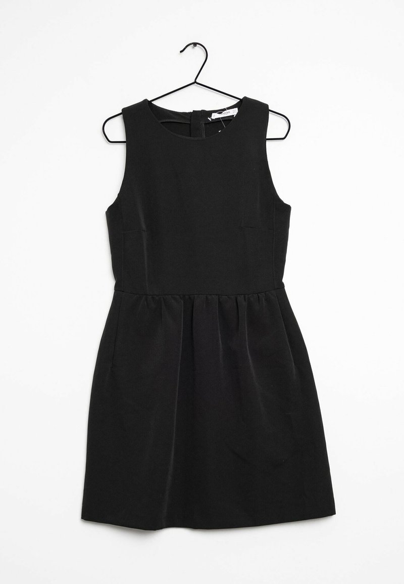 Vestido negro sin mangas con un cuerpo ceñido y falda fruncida. Hecho de una tela suave, cuenta con bolsillos laterales y un cierre oculto en la espalda.