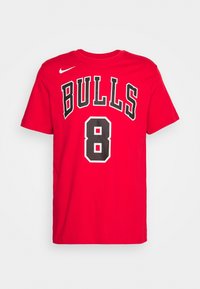 Rotes Baumwoll-T-Shirt mit der Aufschrift "BULLS" und der Nummer "8" in Schwarz. Nike-Logo auf der oberen linken Seite. Klassisches Rundhalsausschnitt-Design, kurze Ärmel.