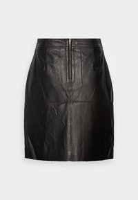 Jupe en cuir noir au toucher lisse, dotée d'une fermeture éclair à l'avant et de coutures légèrement cintrées pour un ajustement taillé.