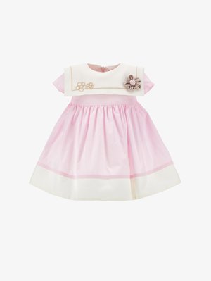 Vestido corto de bebé de manga corta rosa con cuello blanco, adorno de flor crema y ribete blanco en el dobladillo.