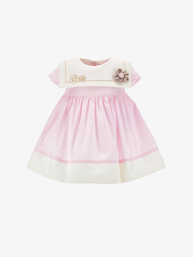 Vestitino rosa a maniche corte per neonati con colletto bianco, decorazione a fiore color crema e bordino bianco all'orlo.