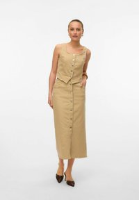 Khaki to-delt sæt bestående af en kortet knap-op tanktop og en lang nederdel med frontknapper. Glat stof med en afslappet pasform.
