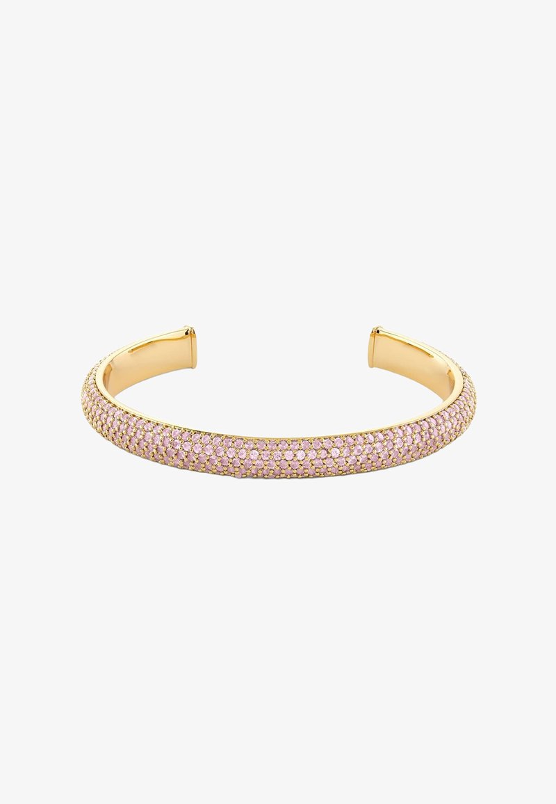 Bracelet manchette en or orné de plusieurs rangées de petites pierres précieuses roses, incurvé et ouvert aux extrémités.
